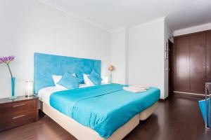 Lagos Marina apartment with pool & gym