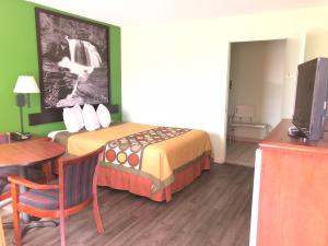 Queen Room - Disability Access - Non-Smoking room in Super 8 by Wyndham Yreka