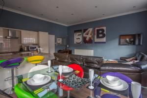 Most central luxury apartment - sleeps 4 & FREE parking!