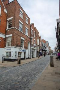 Most central luxury apartment - sleeps 4 & FREE parking!