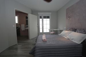 Hotels Le Merle Blanc Louchats : photos des chambres