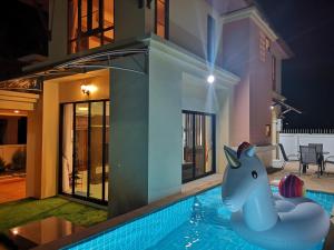 Sea eagle pool villa