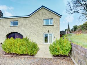 Modern Apartment in Wisemans Bridge with Barbecue