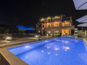 Exquisite Villa with Private bubble bath in Greba tica