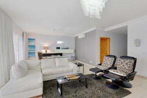 Luxury Apt with Side Seaviews and Pool, Best Location