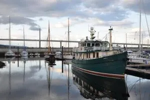The Boat and Breakfast - North Kessock