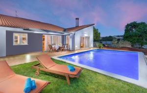 Modern Villa di Rovigno with Pool, Hot Tub and Sea View