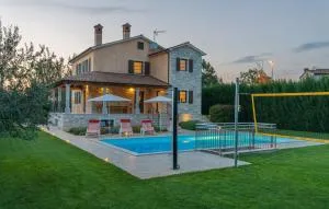 Spacious Villa Nikka with Beautiful Garden and Pool - Korenići