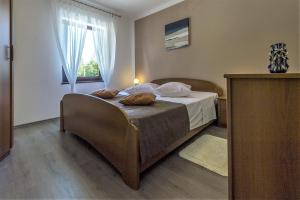 Spacious Three-Bedroom Villa Balun with Pool