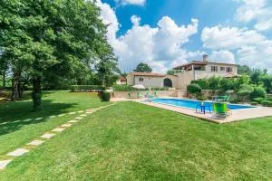 Villa Catarina with Beautiful and Spacious Garden and Pool - Danjeli