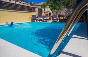 Villa Kris with Pool in Mrgani 