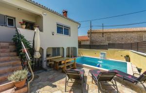 Villa Kris with Pool in Mrgani