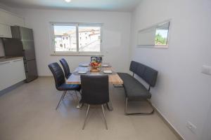 Villa Kris with Pool in Mrgani