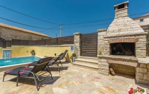 Villa Kris with Pool in Mrgani