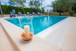 Three-Bedroom Apartment Mir with Private Infinity Pool 