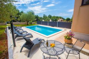 Three-Bedroom Apartment Mir with Private Infinity Pool 