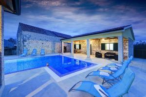 Beautiful Villa Petra with Summer Kitchen and Pool