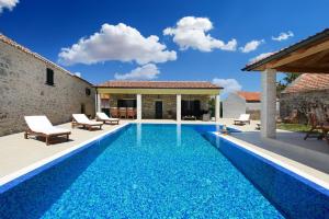 Beautiful Villa Petra with Summer Kitchen and Pool