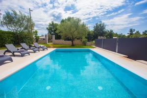 Three-Bedroom Apartment Mir with Private Infinity Pool 