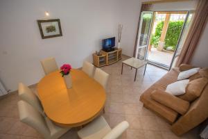 Three-Bedroom Apartment Mir with Private Infinity Pool