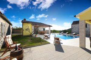 Beautiful Villa Petra with Summer Kitchen and Pool 