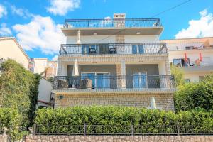 Holiday House Queens with Sea View