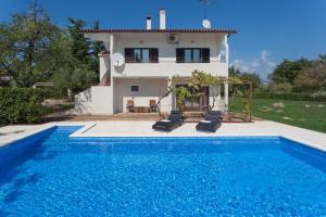 Apartment Doris with Private Pool and large Garden