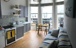 Striking Seaside One Bed Balcony Flat in Brighton