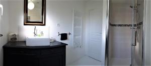 B&B / Chambres d'hotes La Fontaine de Resnel : Chambre Double avec Salle de Bains Privative