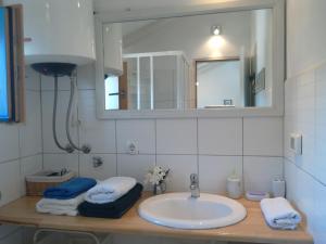 House Ivas with garden