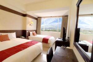 Phòng Tiêu Chuẩn Cho 3 Người Cho 2 Người Lớn Và 1 Trẻ Em (Standard Triple Room for 2 Adults and 1 Child)