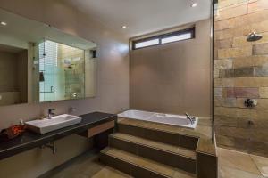 SaffronStays Aspen, Lonavala - luxury pool villa with games and TV room near Bhushi Dam