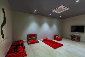 SaffronStays Aspen, Lonavala - luxury pool villa with games and TV room near Bhushi Dam