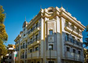 Residence City Garden - Certificate of Excellence Top 10 BEST Five-Stars City Hotels for 2024 awarded by HTIF