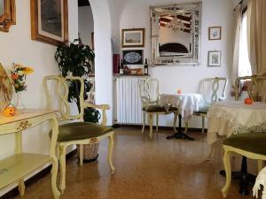 Ca' Riccio hotel, 
Venice, Italy.
The photo picture quality can be
variable. We apologize if the
quality is of an unacceptable
level.