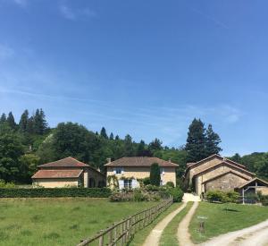 Maisons de vacances Domaine de Montmery sa piscine son jardin ses espaces : photos des chambres