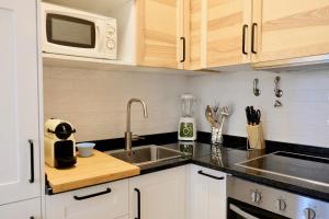 Peaceful & Spacious Apt with Parking & Queen Bed