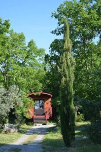 Campings Roulottes et Cabanes de Saint Cerice : photos des chambres