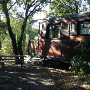 Campings Roulottes et Cabanes de Saint Cerice : photos des chambres