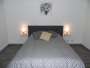 Avec JARDINET sans vis à vis Plein centre ville au RDC 350m de la plage