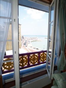 Hotels Hotel De Calais : Chambre Triple avec Baignoire Balnéothérapie - Vue sur Mer