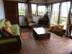 Cabaña en la playa. ventanales y terraza al mar