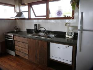 Cabaña en la playa. ventanales y terraza al mar