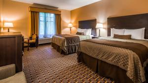 Queen Room with Two Queen Beds - Disability Access - Non Smoking room in Best Western Plus The Inn & Suites at the Falls