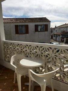 Hotels Hotel Les Palmiers En Camargue : Chambre Double Confort avec Balcon