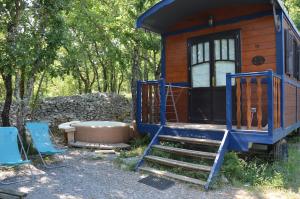 Campings Roulottes et Cabanes de Saint Cerice : photos des chambres