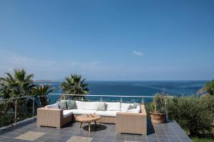 Villa Emilia front sea