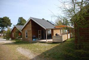 Three-Bedroom Bungalow with Private Toilet & Shower room in Hytteby – Hanstholm Camping – Thy Feriepark