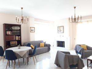 Sea view,big and comfortable appartment in Voula