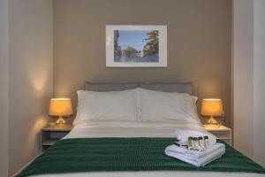 Zimmer mit Kingsize-Bett und Gartenblick.